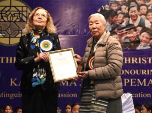 ཨ་མ་རྗེ་བཙུན་པདྨ་མཆོག་ལ་ལོན་ཌོན་ནང་ཚོགས་ཁི་རེས་སི་མེསི་ཧམ་ཧྥེ་རིསི་གཟེངས་རྟགས་ཐོབ།