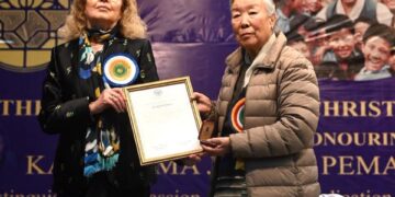 ཨ་མ་རྗེ་བཙུན་པདྨའི་གཟེངས་རྟགས་བཞེས་བཞིན་པ། བོད་མིའི་སྒྲིག་འཛུགས་ཀྱི་པར།