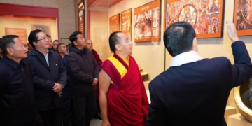 རྒྱལ་མཚན་ནོར་བུས་ལྟ་སྐོར་བྱེད་བཞིན་པ། དྲ་ལམ་གྱི་པར།