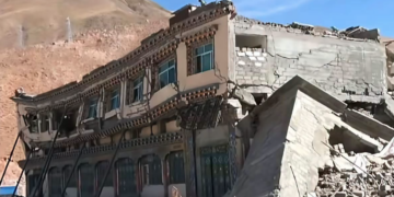 ས་ཡོམ་སྐབས་གས་ཆག་ཤོར་བའི་ཁང་པ་ཞིག པར་དྲ་ལམ་ནས་བླངས།