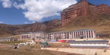 རྩྭ་ཐང་བུ་མོའི་སློབ་གྲྭ། པར་དྲ་རྒྱ་ནས་བླངས།